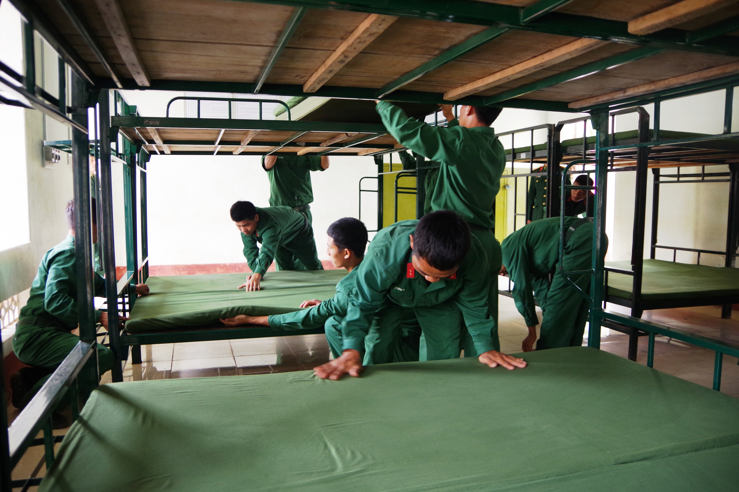 Cán bộ, chiến sĩ Tiểu đoàn 4, Trung đoàn 19 chuẩn bị nơi ở cho chiến sĩ mới.